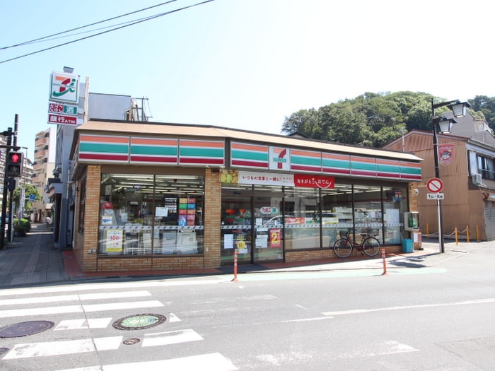 セブンイレブン逸見店(コンビニ)まで1400m プラナスアヅマ