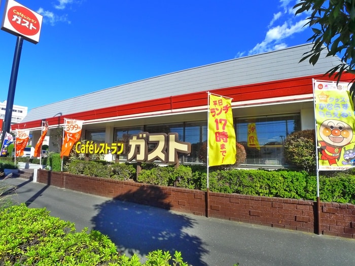 ガスト(その他飲食（ファミレスなど）)まで670m MAISON ENSOLEILLEE MATSUDO