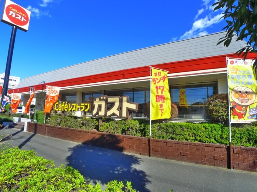 ガスト(その他飲食（ファミレスなど）)まで670m MAISON ENSOLEILLEE MATSUDO