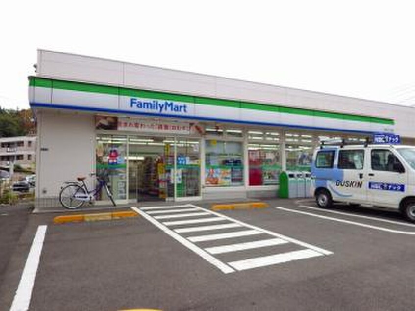 ファミリーマート　柿生駅前店(コンビニ)まで550m 美山台ハイツ