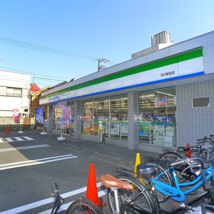 ファミリーマート(コンビニ)まで237m ラ・レジデンス・トリアーノ