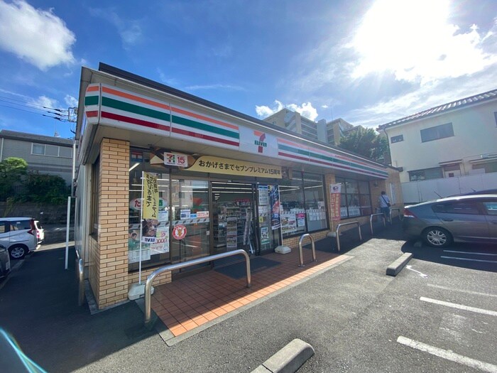 セブンイレブン多摩諏訪越通り店(コンビニ)まで557m ﾗｲｵﾝｽﾞﾏﾝｼｮﾝ多摩永山（402）