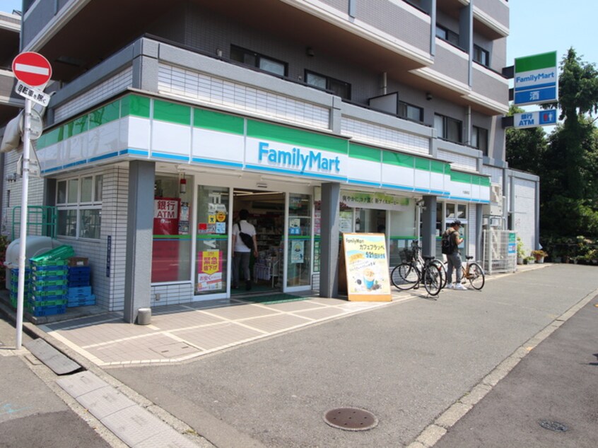 ファミリーマート大森南店(コンビニ)まで189m エトワ－ル大森