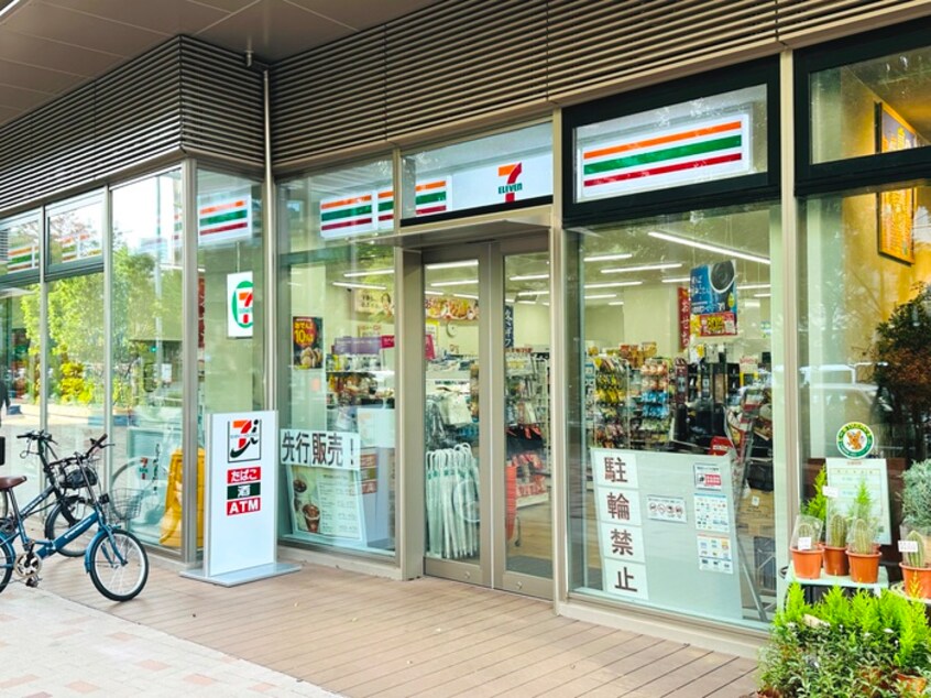 セブンイレブン西新宿５丁目中央店(コンビニ)まで65m ｻﾞ･ﾊﾟｰｸﾊｳｽ西新宿ﾀﾜｰ60（2516）