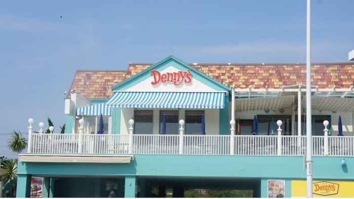 デニーズ(その他飲食（ファミレスなど）)まで425m CASA　CALIENTE　ENOSHIMA