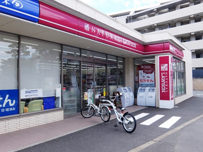 ナチュラルローソン世田谷弦巻３丁目店(コンビニ)まで400m コ－ポ福岡