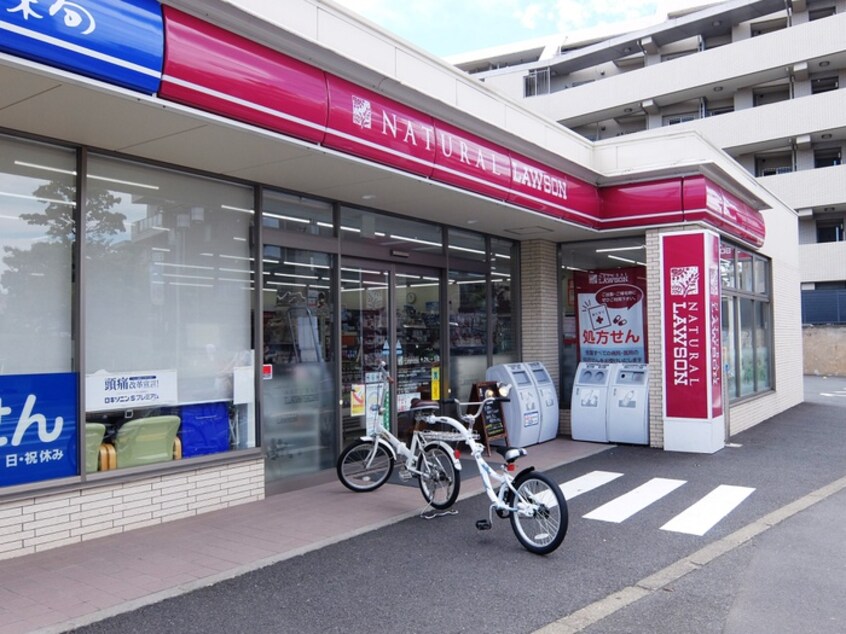 ナチュラルローソン世田谷弦巻３丁目店(コンビニ)まで400m コ－ポ福岡