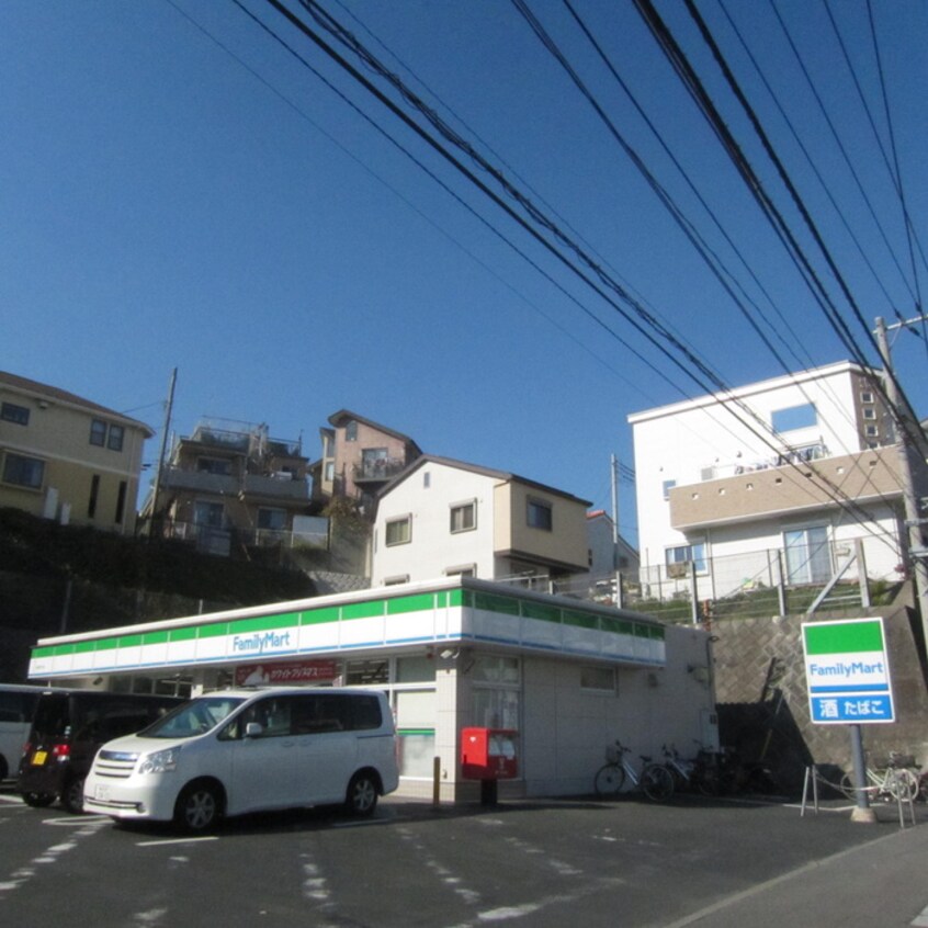 ファミリーマート 湘南港が丘店(コンビニ)まで300m コスモハイツ