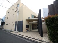 ＴＲＩＮＩＴＹ　ＣＯＵＲＴ