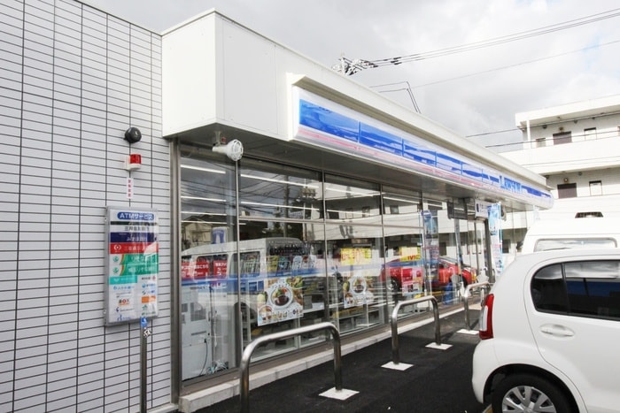ローソン 狛江岩戸北三丁目店(コンビニ)まで220m プラダハイツ