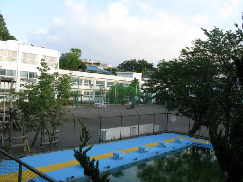 横須賀市立豊島小学校(小学校)まで700m サンハイム上町