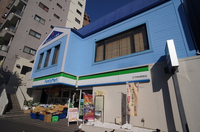 ファミマ王子神谷駅前店(コンビニ)まで550m ヒルズ　ハウス