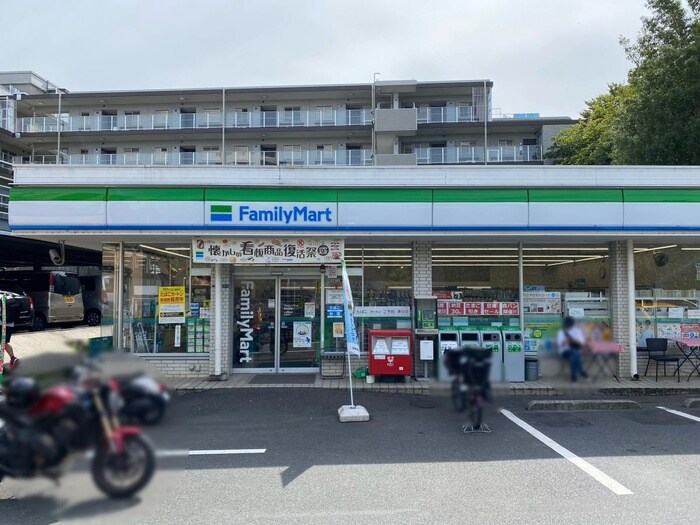 ファミリーマート新栄町店(コンビニ)まで92m イ－ストフレア金子