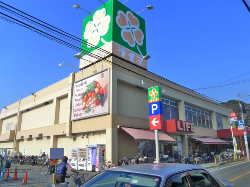 ライフ(スーパー)まで131m 国分２丁目テラス