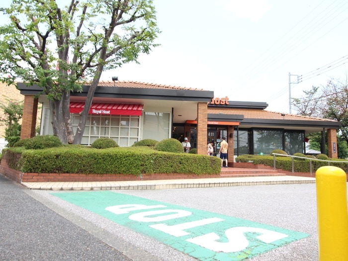ロイヤルホスト(その他飲食（ファミレスなど）)まで579m プラチナコ－ト