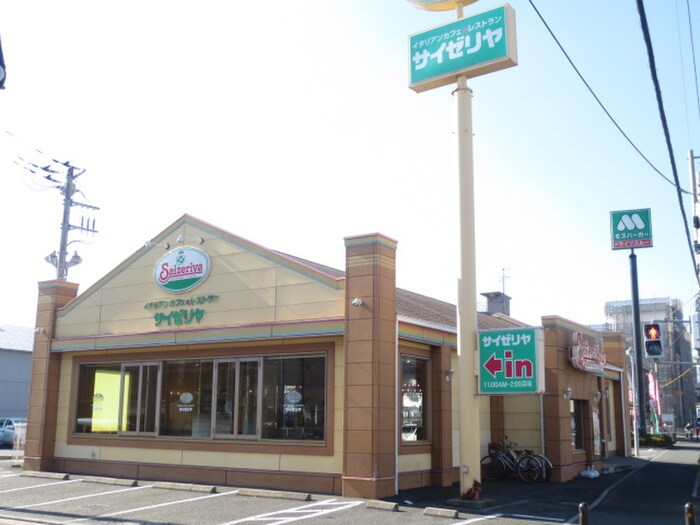 サイゼリヤ佐江戸店(その他飲食（ファミレスなど）)まで750m ウェルデンスD-stay　B棟