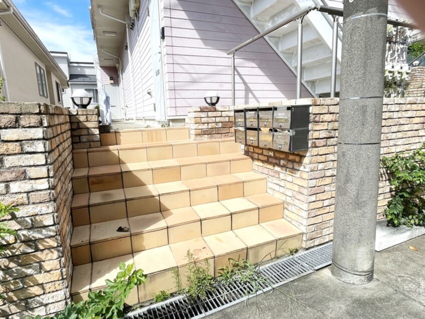 エントランス部分 ｱｾﾞﾘｱｶﾞｰﾃﾞﾝｽﾞ百合ヶ丘壱番館