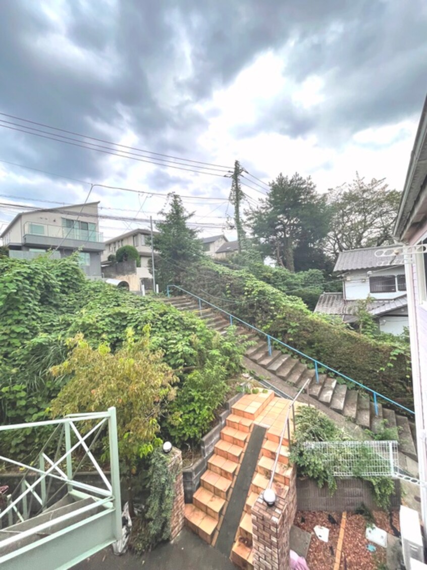 室内からの展望 ｱｾﾞﾘｱｶﾞｰﾃﾞﾝｽﾞ百合ヶ丘壱番館
