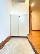 玄関 ｱｾﾞﾘｱｶﾞｰﾃﾞﾝｽﾞ百合ヶ丘壱番館