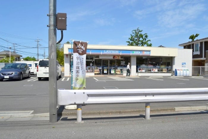 ローソン東村山久米川町四丁目店(コンビニ)まで201m F＆Pビル