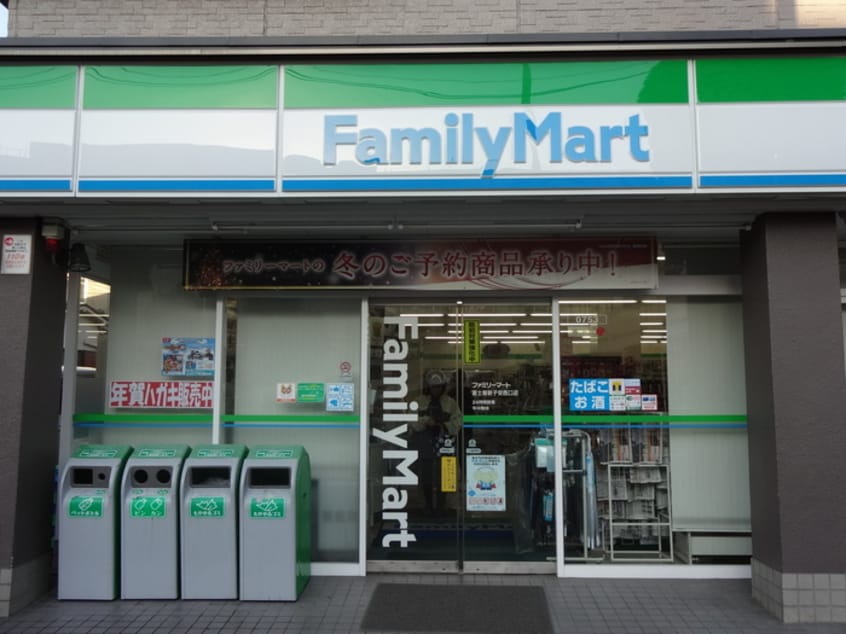 ファミリーマート 冨士屋新子安西口店(コンビニ)まで107m ＢＭＴハイツＡ