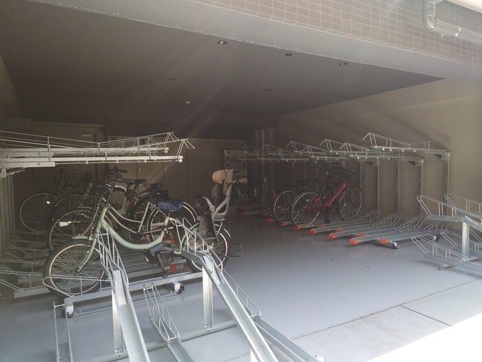 駐輪場 アジールコート山手動坂