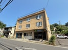 披露山アパ－トメントの外観