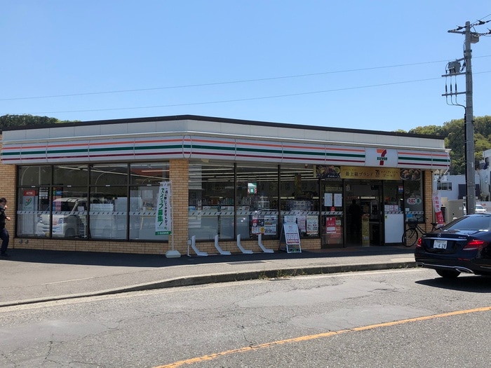 セブンイレブン(役所)まで1200m 披露山アパ－トメント