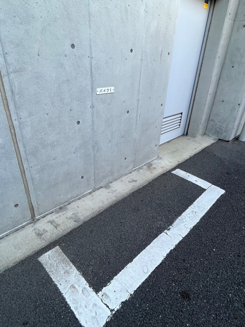 バイク置き場 ＶＩＡ　ＬＡＴＴＥＡ　志村