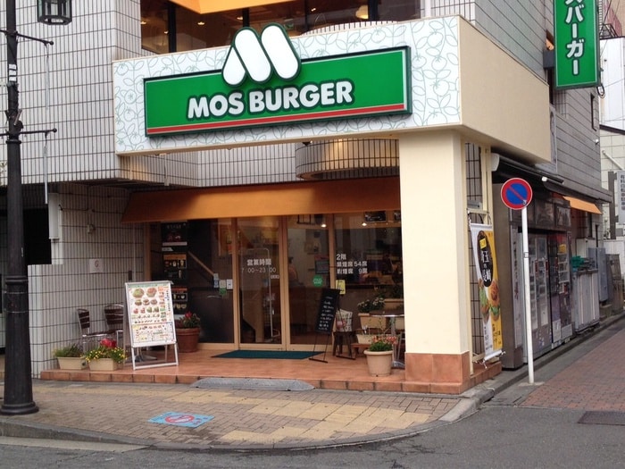 モスバーガー立川南口店(ファストフード)まで179m アルバーノ立川