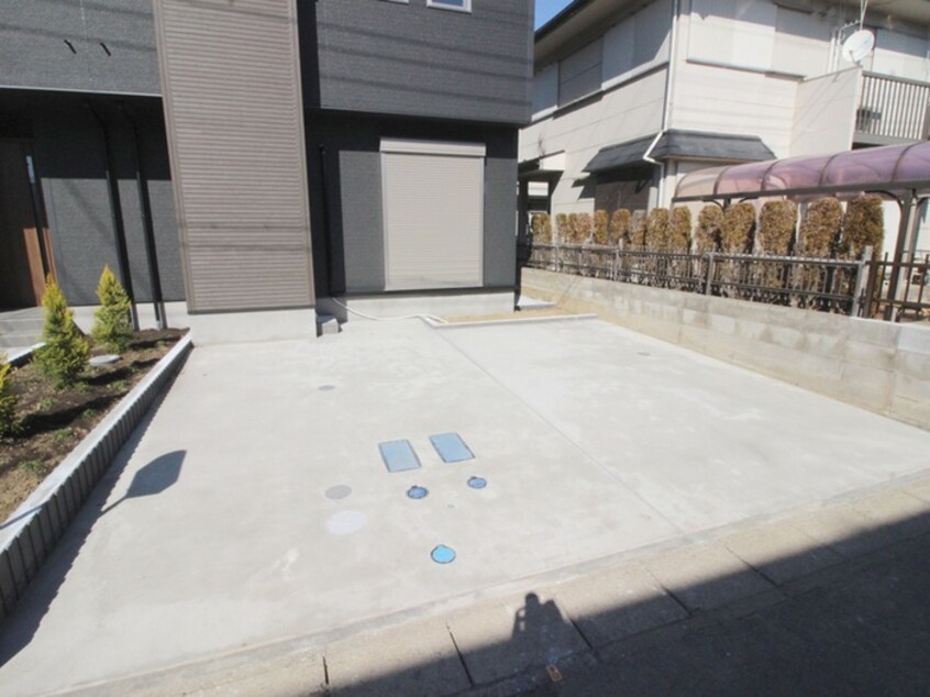 駐車場 猫と住む家　La vie En Rose