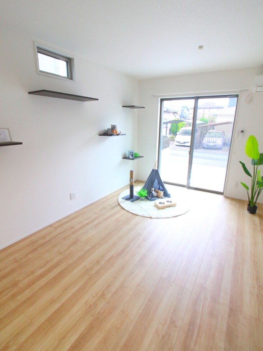 室内からの展望 猫と住む家　La vie En Rose