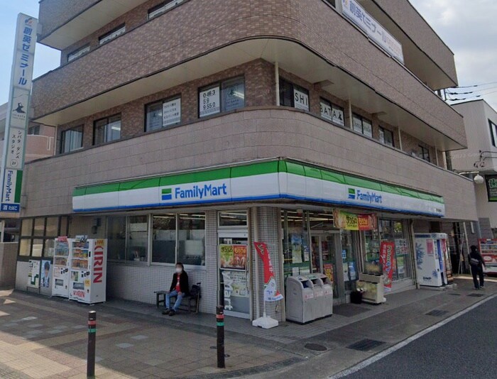 ファミリーマート 愛甲石田駅前店(コンビニ)まで130m メイ　シェノン