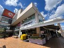 ジャパンミート入間店(スーパー)まで900m 岡ハイツ