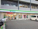 ファミリーマート横浜子安通3丁目店(コンビニ)まで143m フィオーレ新子安