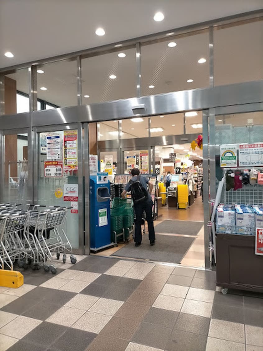 コモディイイダ ハッピーロード大山店(スーパー)まで210m OAK EAST HILLS
