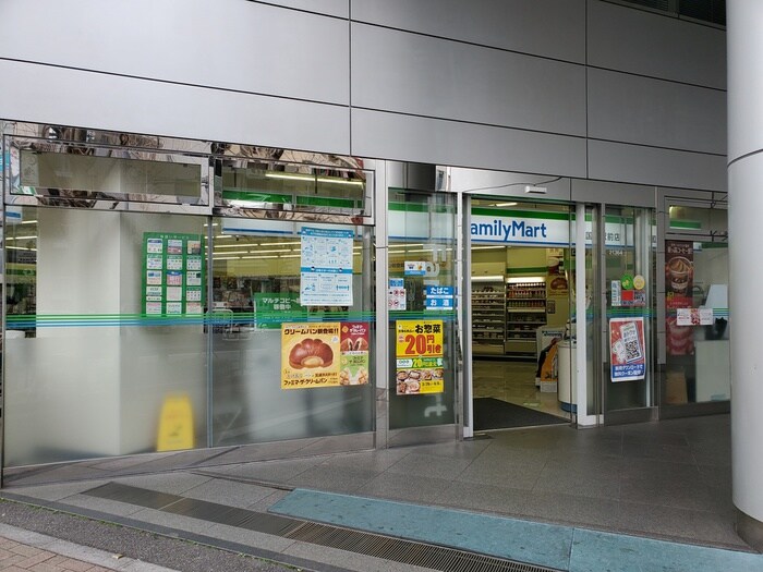 ファミリーマート　護国寺駅前店(コンビニ)まで179m ルーブル文京音羽（４０１）