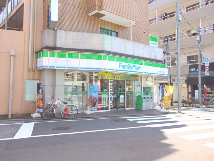 ファミリーマート三軒茶屋一丁目店(コンビニ)まで67m 金井ビル