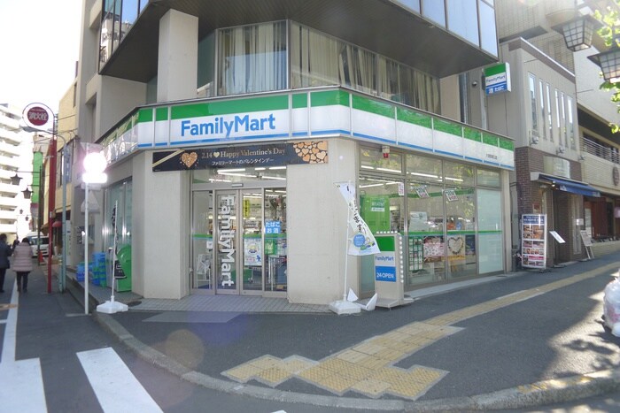 ファミリーマート　南大塚三丁目店(コンビニ)まで180m プレミアステ－ジ大塚