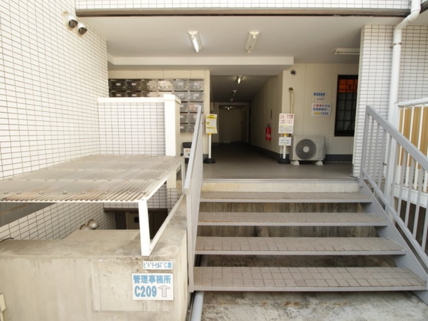 エントランス部分 ビバリ－ヒルズＣ