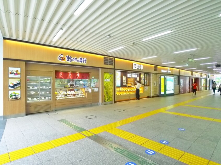 平井駅構内(ショッピングセンター/アウトレットモール)まで1400m ピノーラ