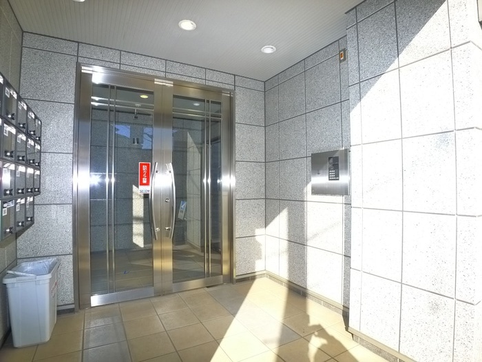 エントランス部分 ２１０アパ－トメントＡ棟