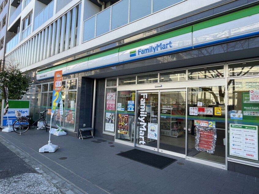 ファミリーマート(コンビニ)まで240m ウェルスクエア西新宿五丁目
