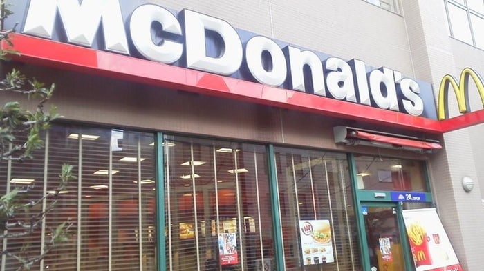 マクドナルド国領駅前店(ファストフード)まで500m Comfort yuuya