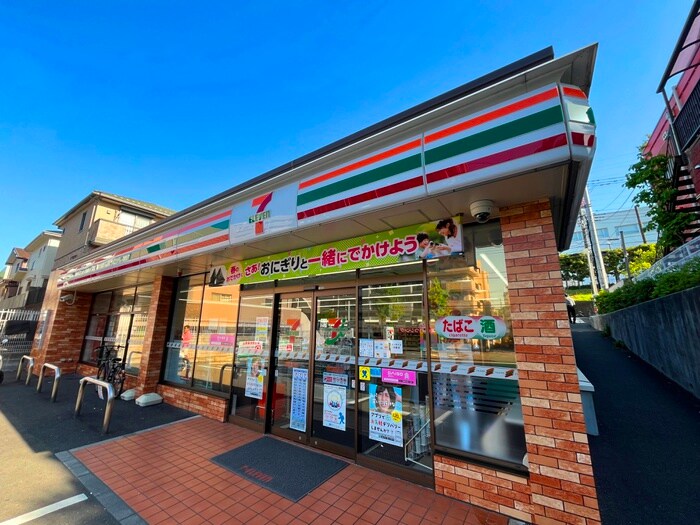 セブンイレブン 横浜梅が丘店(コンビニ)まで574m プラシ－ド梅ヶ丘