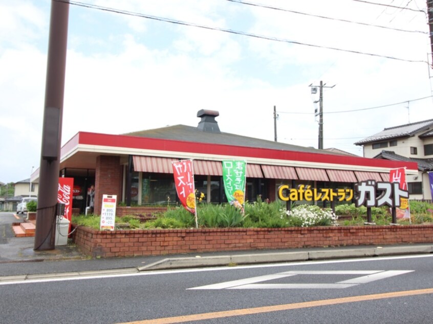 ガスト(その他飲食（ファミレスなど）)まで400m ビレッジ仁戸名