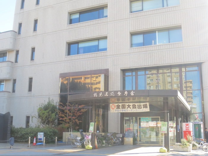 鶴見区役所(役所)まで750m ラ・モアメゾンヨコハマ