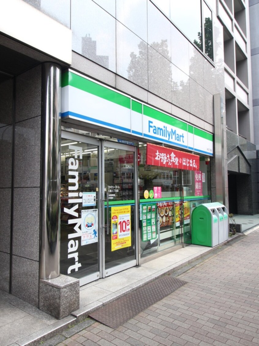 ファミリーマート入船3丁目店(スーパー)まで185m ＣＲＥＡＬ新富町