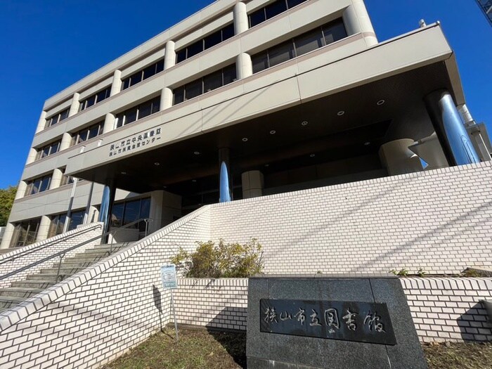 狭山市立中央図書館(役所)まで150m アデッソ小川