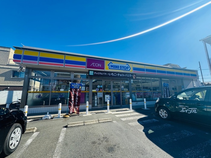 ミニストップ 茅ヶ崎本村店(コンビニ)まで621m 泰明荘